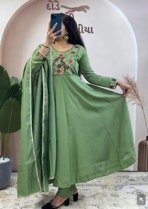 Women's Green Pure Roman Chanderi Silk Handwork Kurta Set