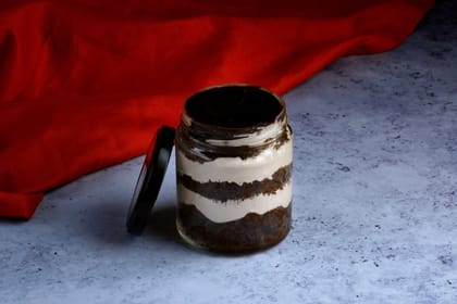 Creamy chocolate jar cake