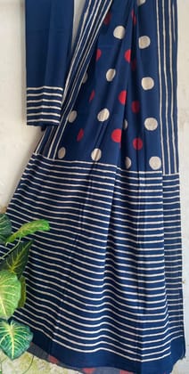 Hand block printed cotton mul saree with blouse.....Size 6.5 with blouseNatural dye n colourPure cotton (92*80)Pure hand ( without skrin chemical),