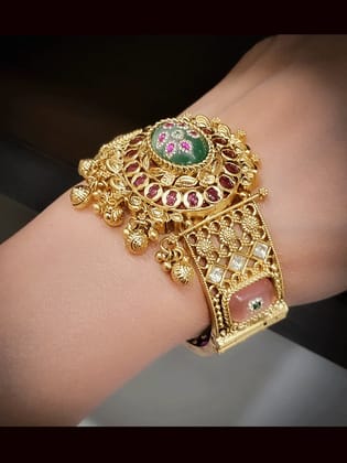 Oval mint stone openable single kundan kada with pink stone on sides and ghunghru hangings-2'4