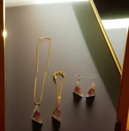 Elegant Dried Rose Resin Jewelry Set with Gold Accents Elegant Dried Rose Resin Jewelry Set with Gold Accents