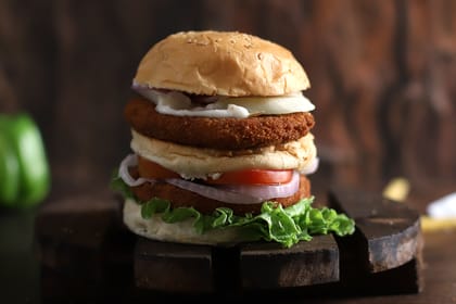 Crunchy paneer jumbo burger
