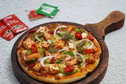 Reshmi Paneer Pizza