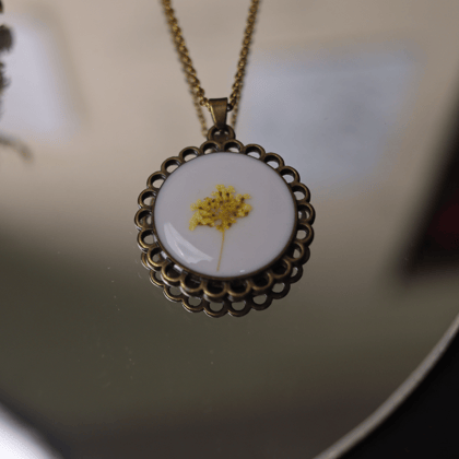 Yellow Queen's Antic look-circle