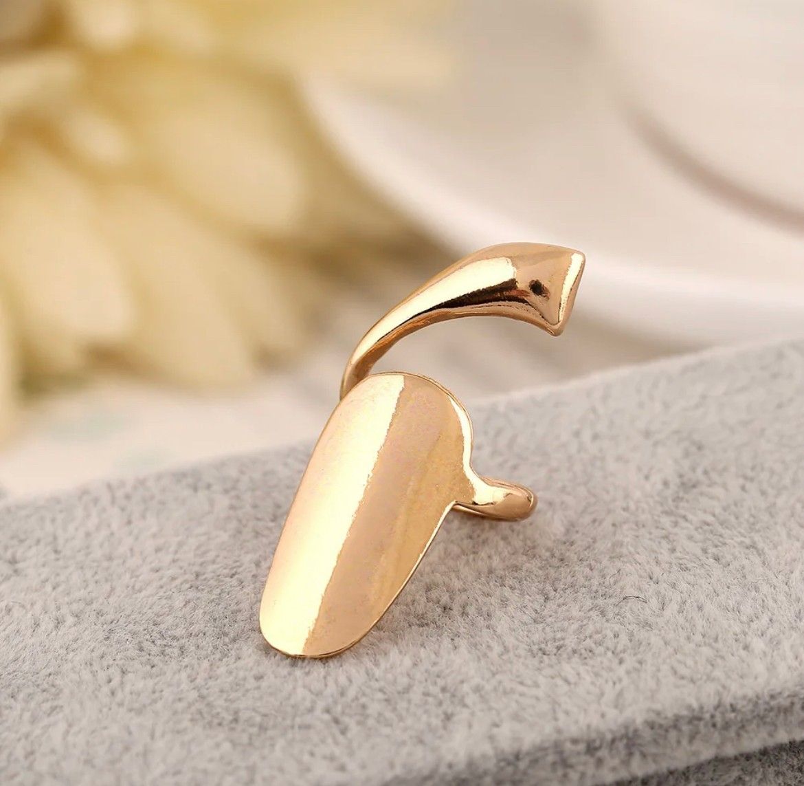 Ishkaara Bombshell Nail Ring Gold