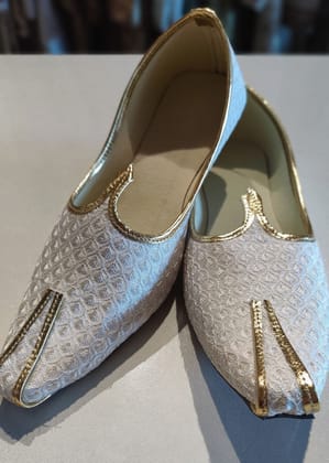 White Chikan Embroidery Jutti Mojari-White / 9