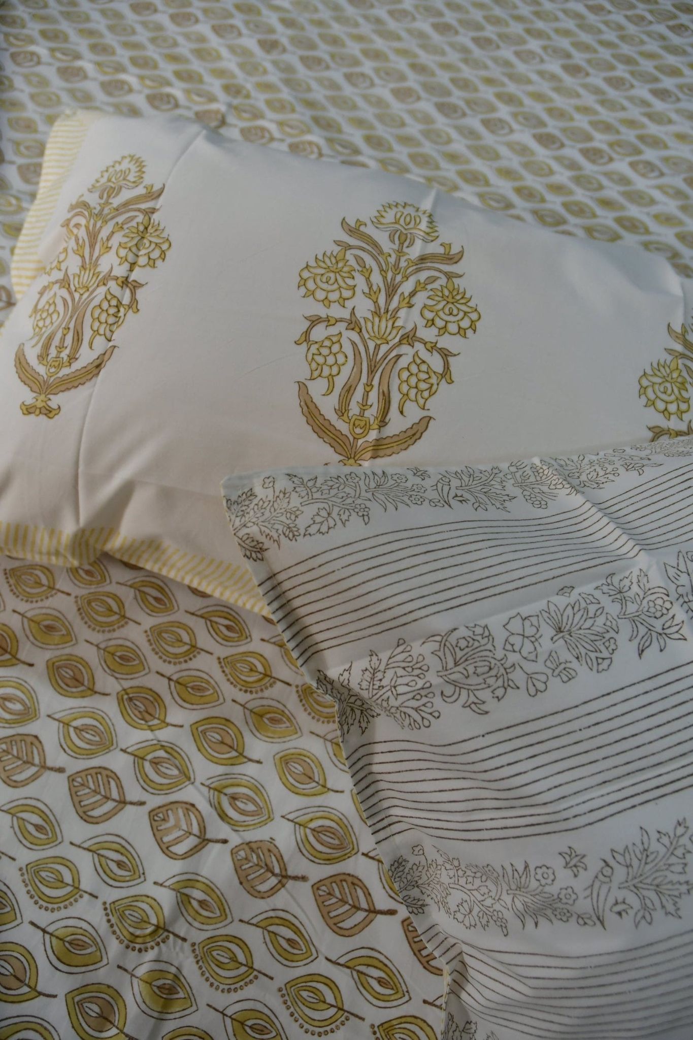 Yellow Leaf Bedsheet : Sunny Autumn Escape King 90x108 inches