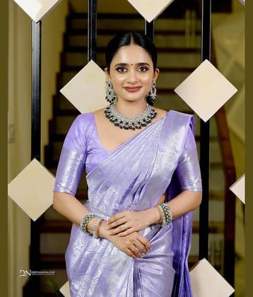 fab woven Art Silk Woven Kanjeevaram Sarees With Unstitched Blouse Piece ( Lavender )