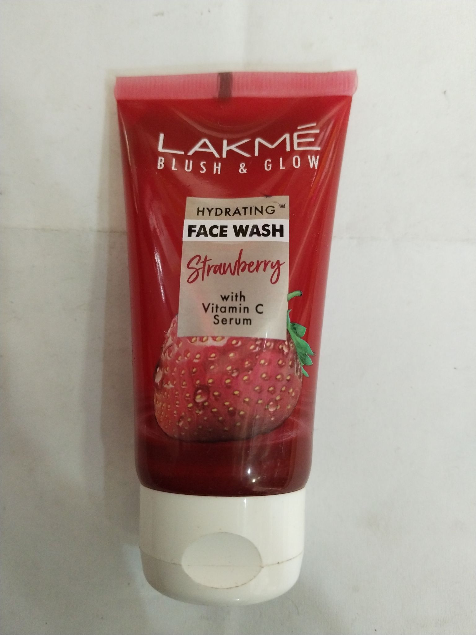 Lakme Blush & glow Hydrating Face wash Strawberry With Vitamin c Serum 