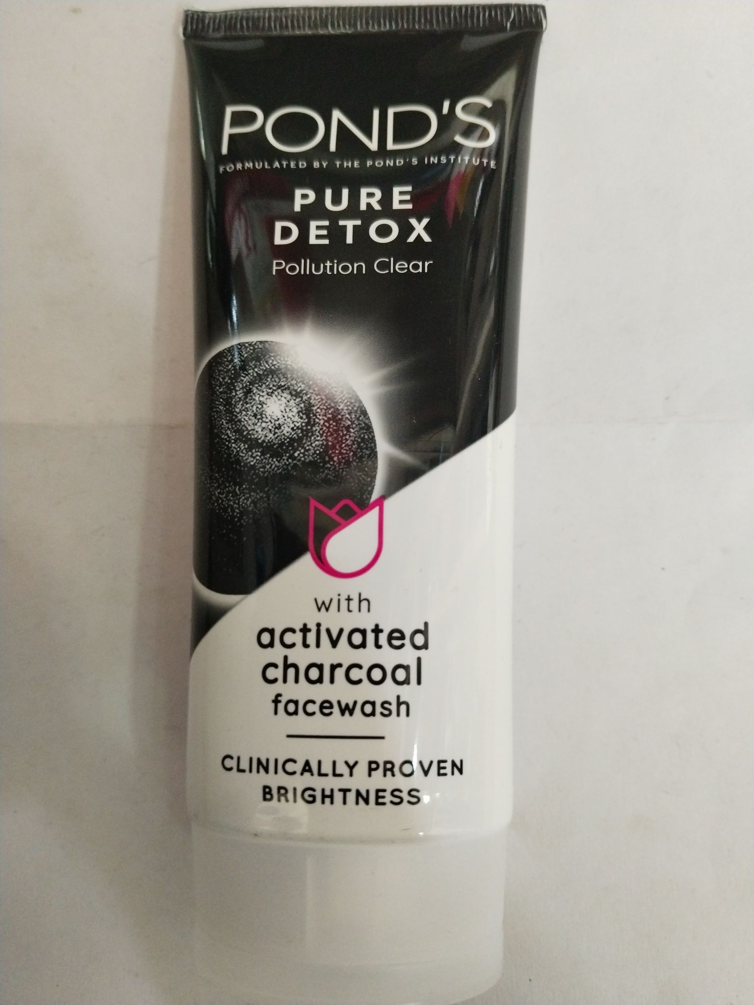 Pond's Pure Detox Pollution Clear With Activated Charcoal Facewash