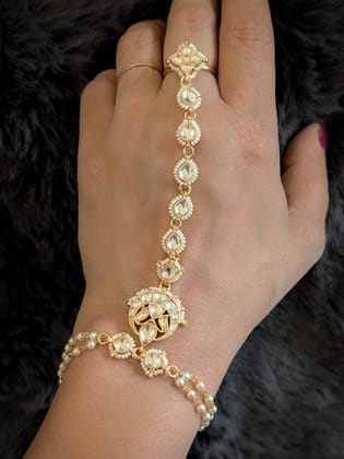 Paachi kundan tukdi with leaf pirohi chain attached to paachi kundan ring hathphool(single)