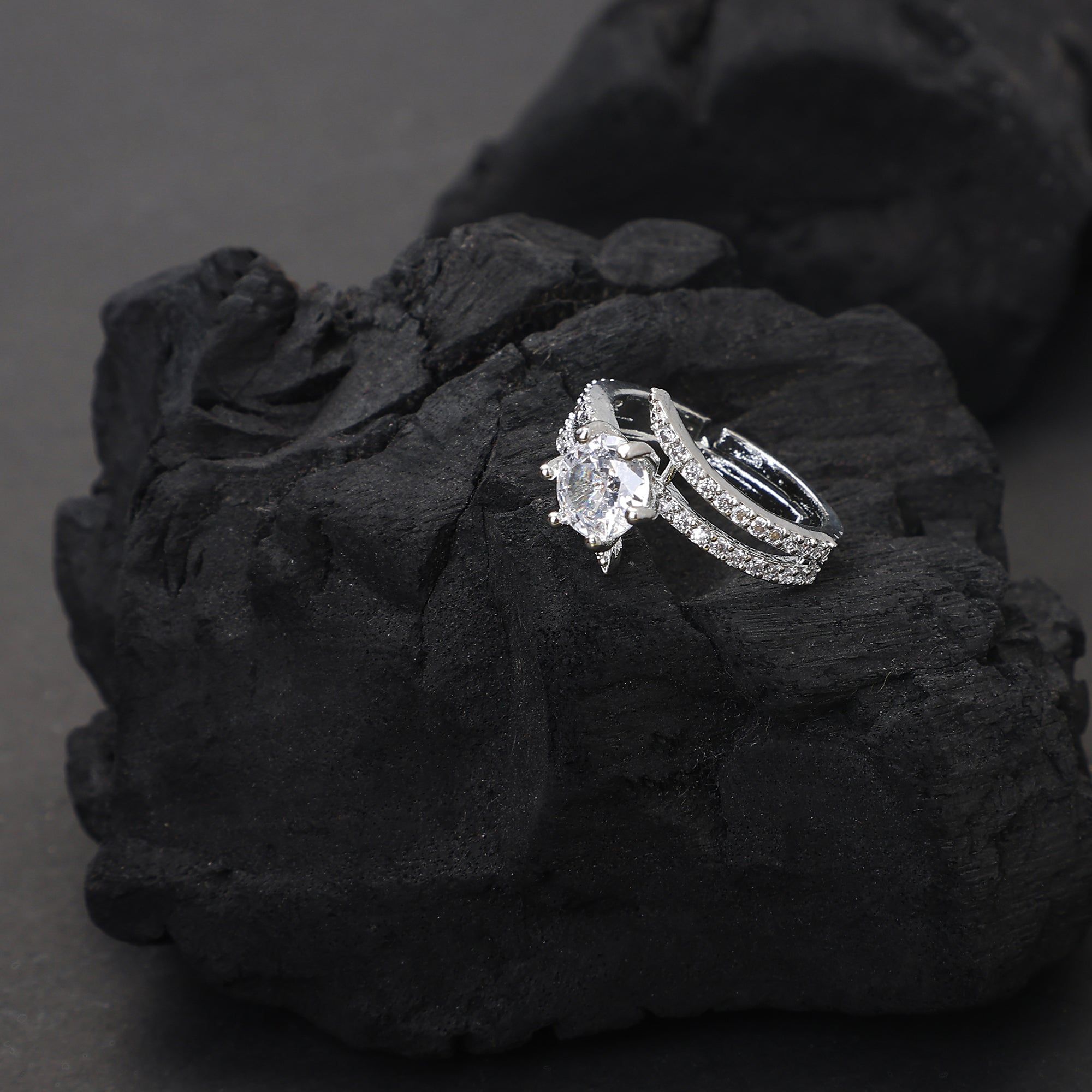 Stunning Solitaire Ring-White / Rhodium