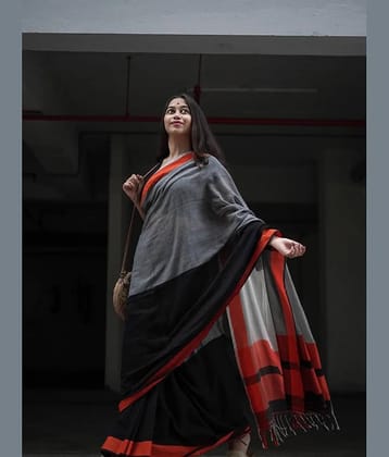 SARADA HANDLOOM Cotton Colorblock Saree With Unstitched Blouse Piece ( Black )