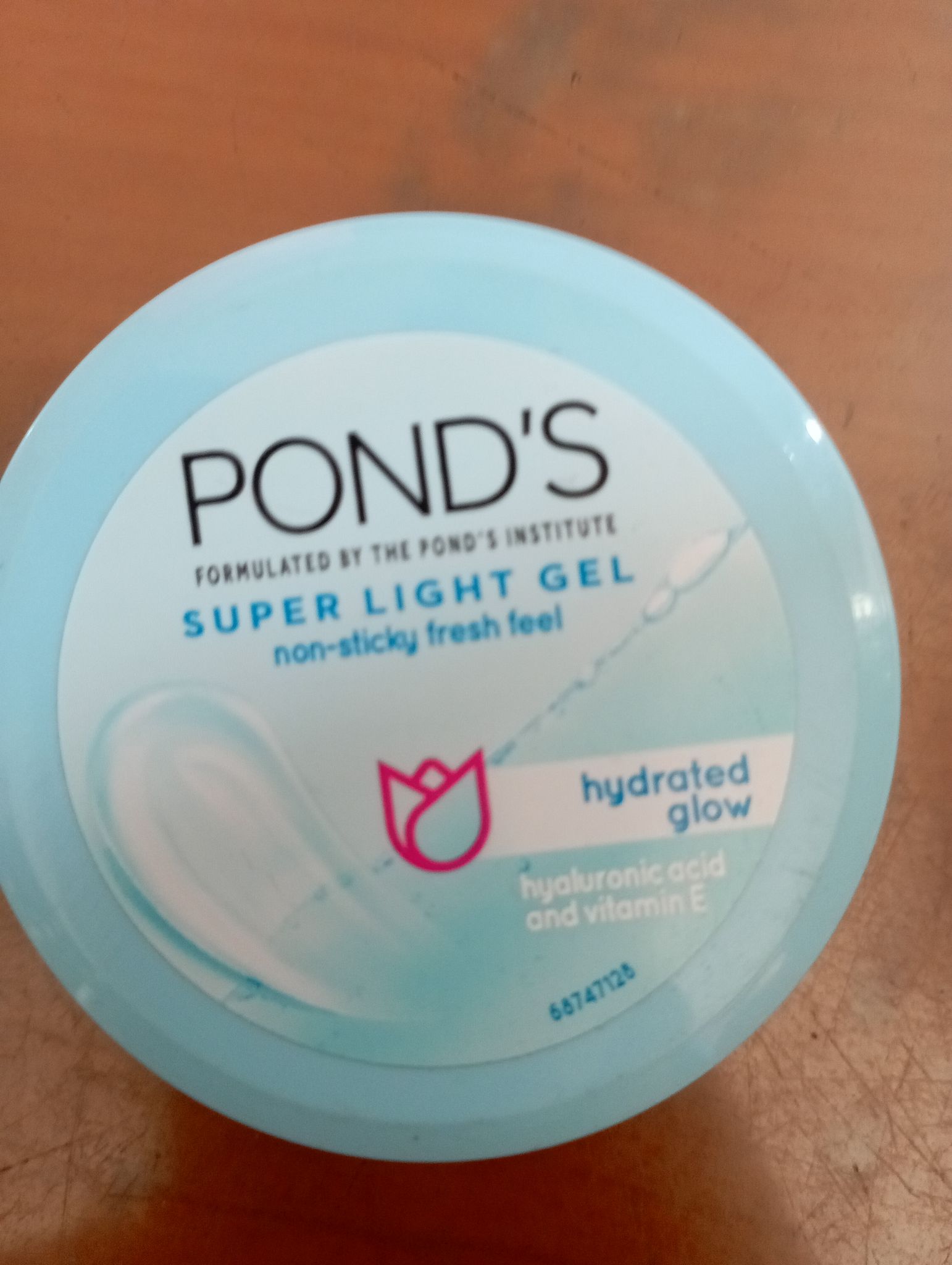 Ponds super light gel non sticky fresh feel hydrated glow