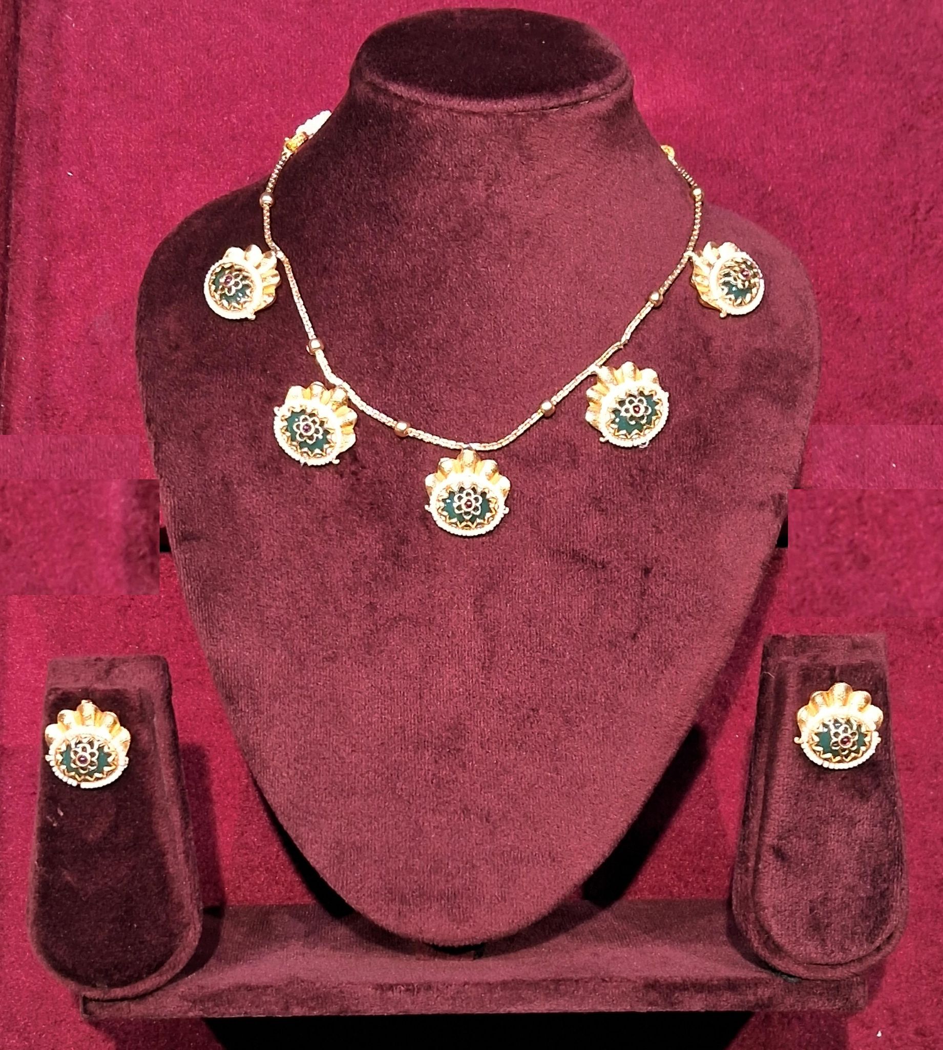 DELICATE NECKLACE SET
