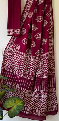 Hand block printed cotton mul saree with blouse.....Size 6.5 with blouseNatural dye n colourPure cotton (92*80)Pure hand ( without skrin chemical)..