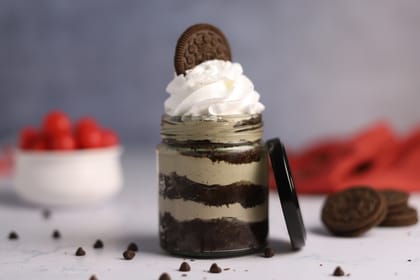 Chocolate oreo jar cake