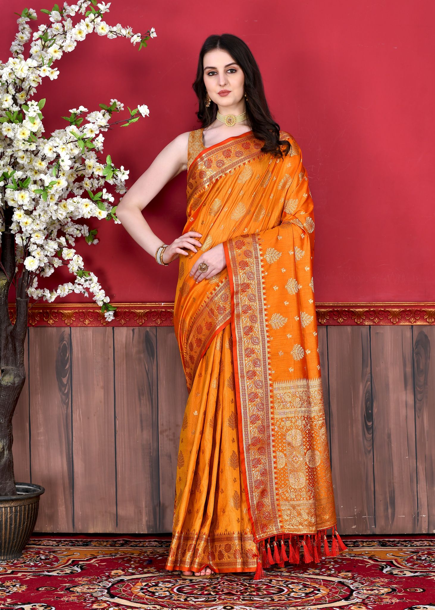 Yavira silk Women's Orange Handwoven Jacquard Saree