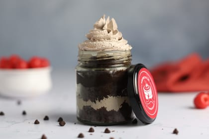 Creamy chocolate jar cake