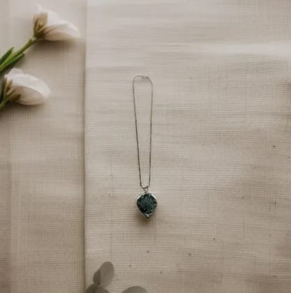 Elegant Resin Flower Pendant - Handcrafted Dried Flower Jewelry Elegant Resin Flower Pendant - Handcrafted Dried Flower Jewelry
