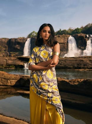 trueBrowns Yellow Muslin Ikat Saree - Yellow (Free Size)