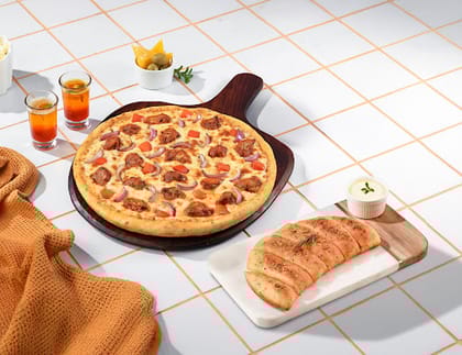 Tandoori Chicken Pizza [Big 10"] + Garlic Bread & Cheesy Dip