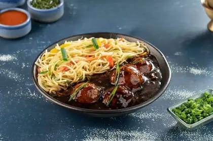 Veg Hakka Noodles With Manchurian