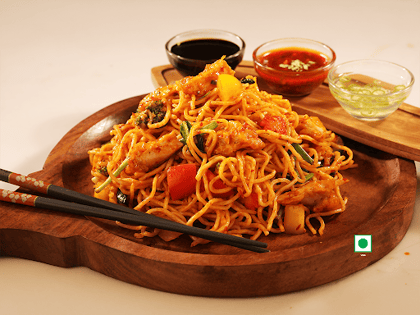 Veggie Noodles In Schezwan Sauce Regular