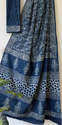 Hand block printed cotton mul saree with blouse.....Size 6.5 with blouseNatural dye n colourPure cotton (92*80)Pure hand ( without skrin chemical)