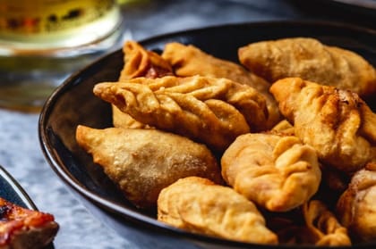 Deep fried paneer momos [8 pieces]
