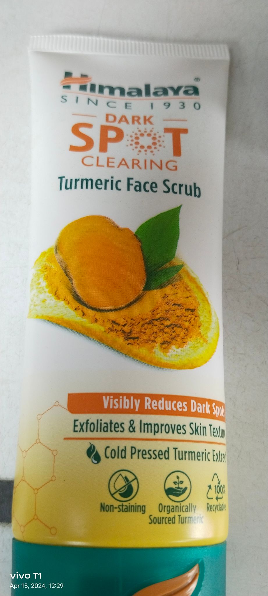 Himalaya Dark Spot Clearing Turmeric face scrub 