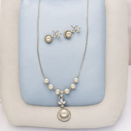 Sri Jagdamba Pearls Enchanting Pearl Chain Set Sri Jagdamba Pearls Enchanting Pearl Chain Set