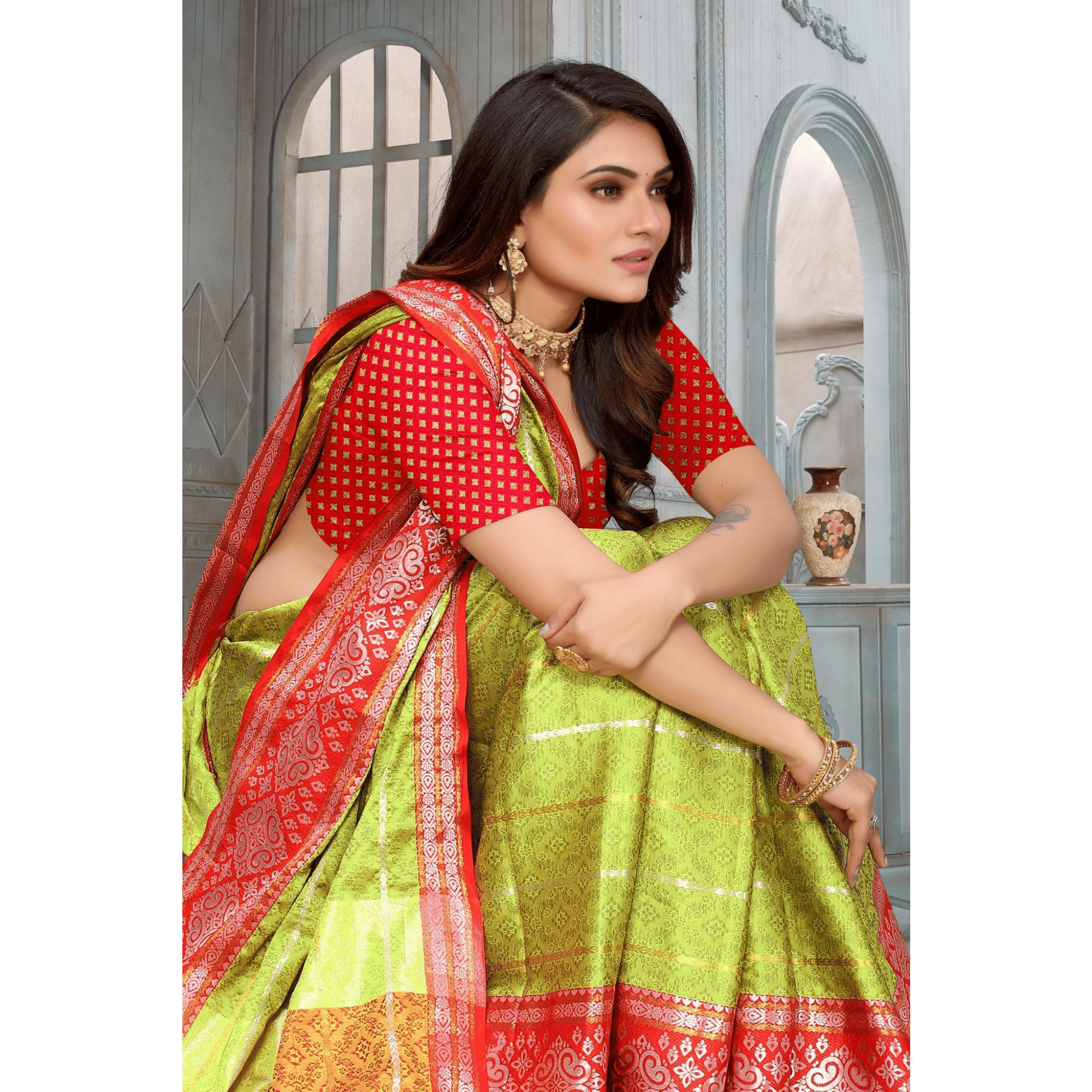 TheHangr Women's Green With Red Border Designer Saree With Fancy Jhallar With Blouse Piece