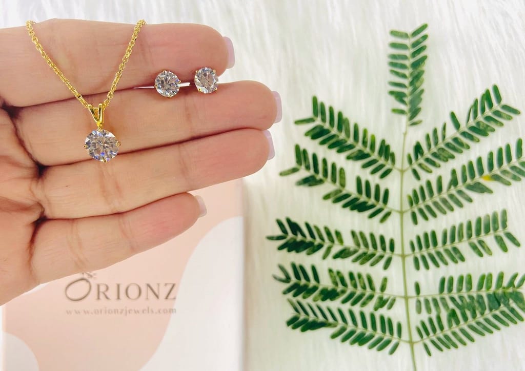 Timeless Round Solitaire Set