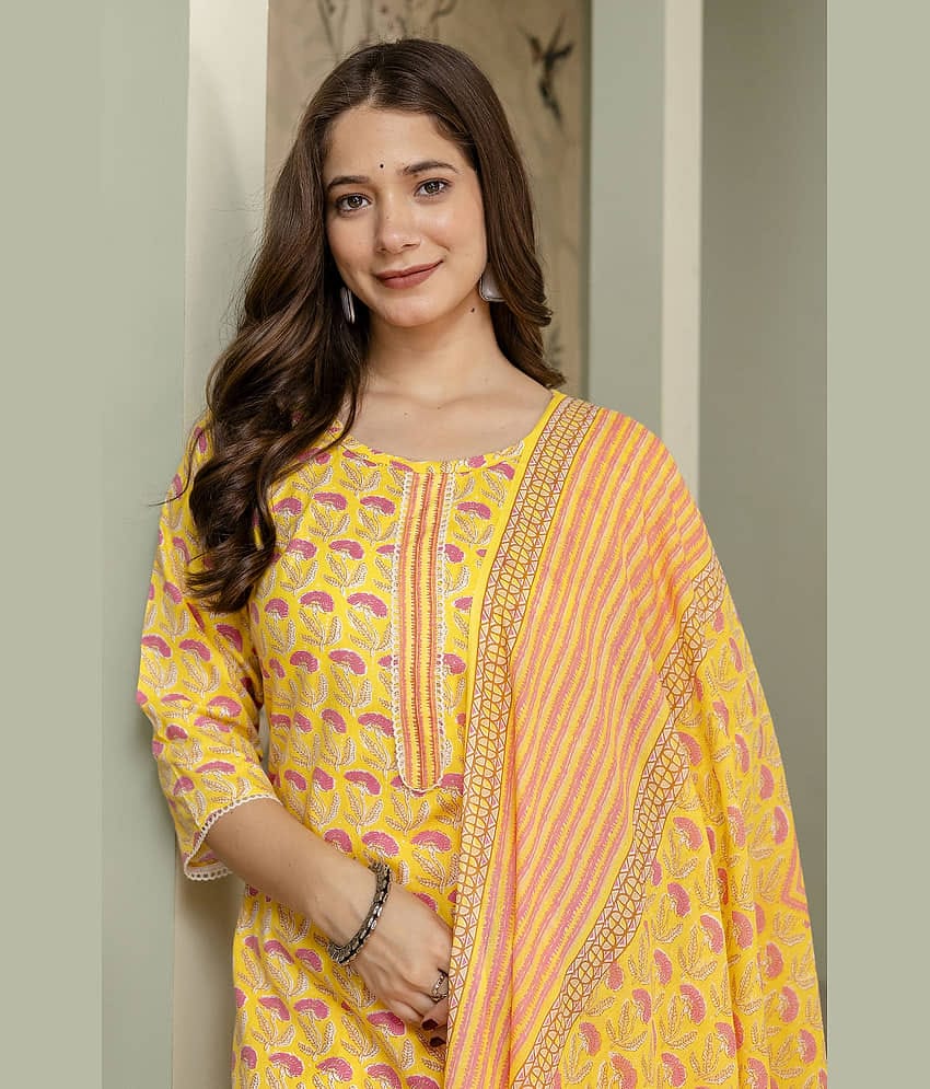 Kapadia Women Cotton Printed Straight Kurti With Pants ( Yellow )