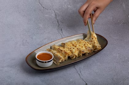 Baked Paneer & Vegetable Cheesemo (6 Pcs)