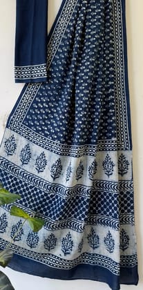 Hand block printed cotton mul saree with blouse.....Size 6.5 with blouseNatural dye n colourPure cotton (92*80)Pure hand ( without skrin chemical),
