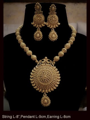 Circular pendant with paisley design lace in matar bead string set