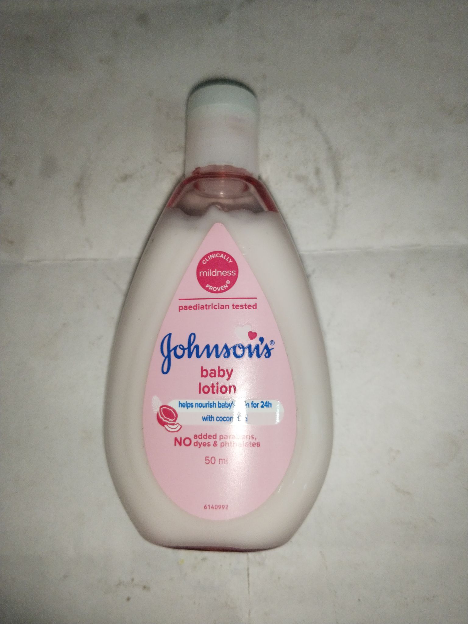 Johnson' baby lotion Helps nourish baby's skin for 24h With coconut oil 