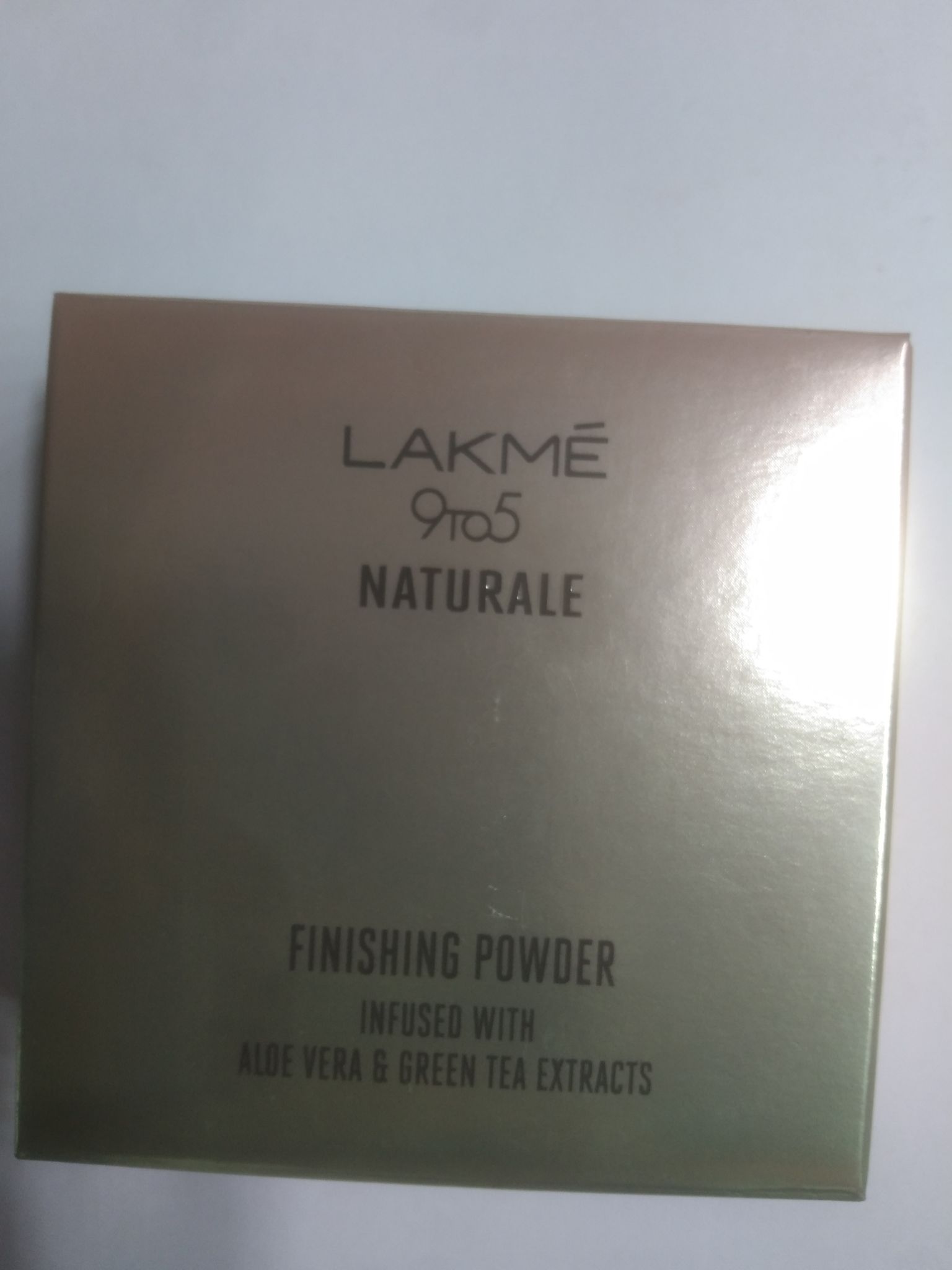 Lakme Naturale Finishing powder Infused with Aloe vera & green tea extracts universal shade 
