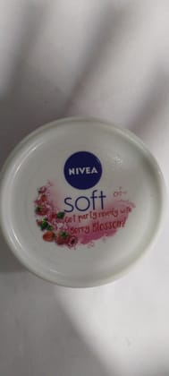 Nivea Soft Light moisturiser Berry Blossom 