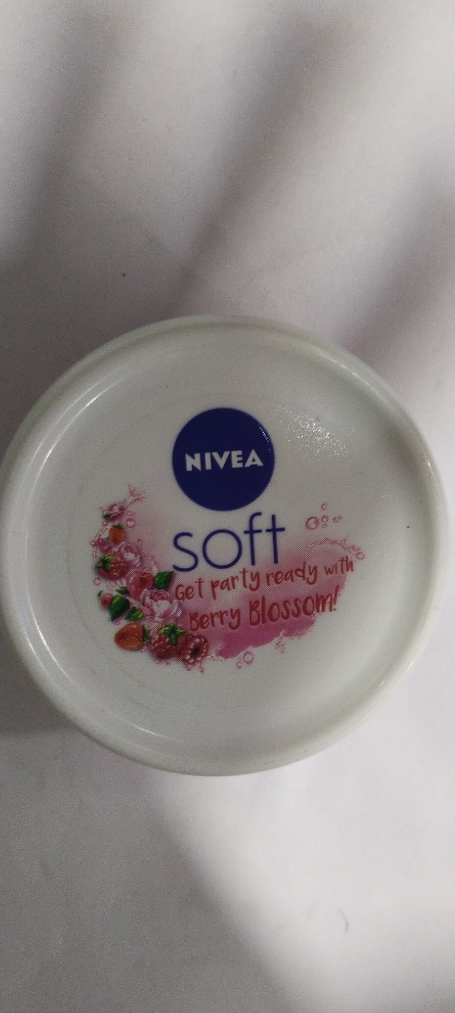 Nivea Soft Light moisturiser Berry Blossom 