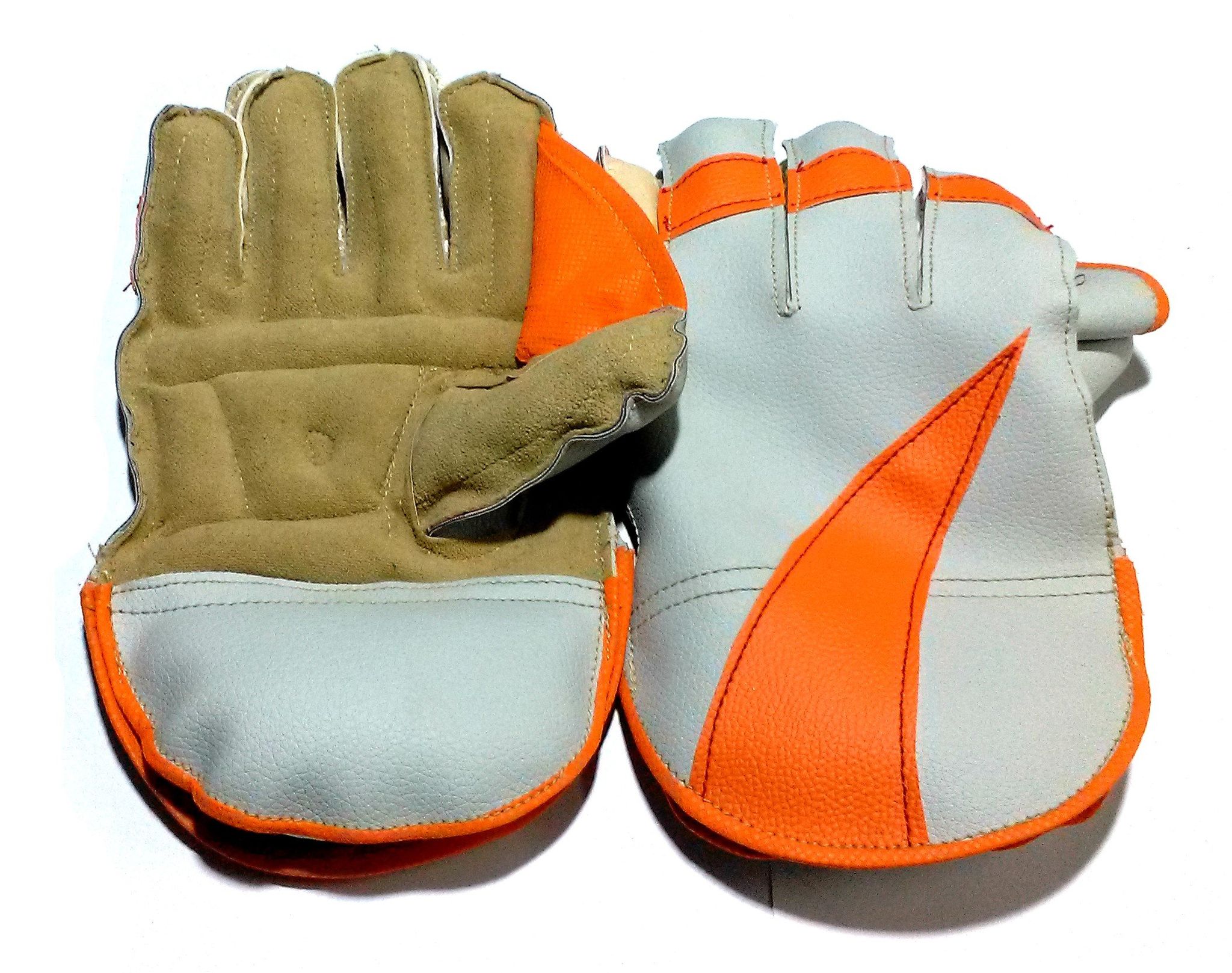 Nawani Boys Wicket Keeping Gloves. Color As per Availability, Age Around 14 Years.