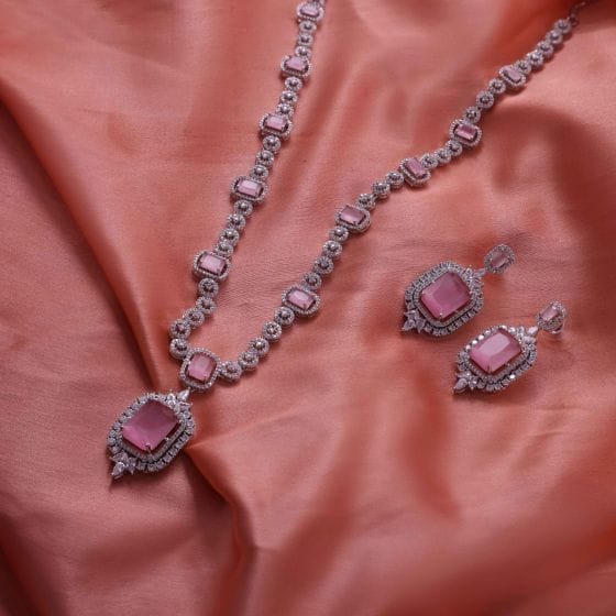 Gossip Queenly Essence Long Necklace Set