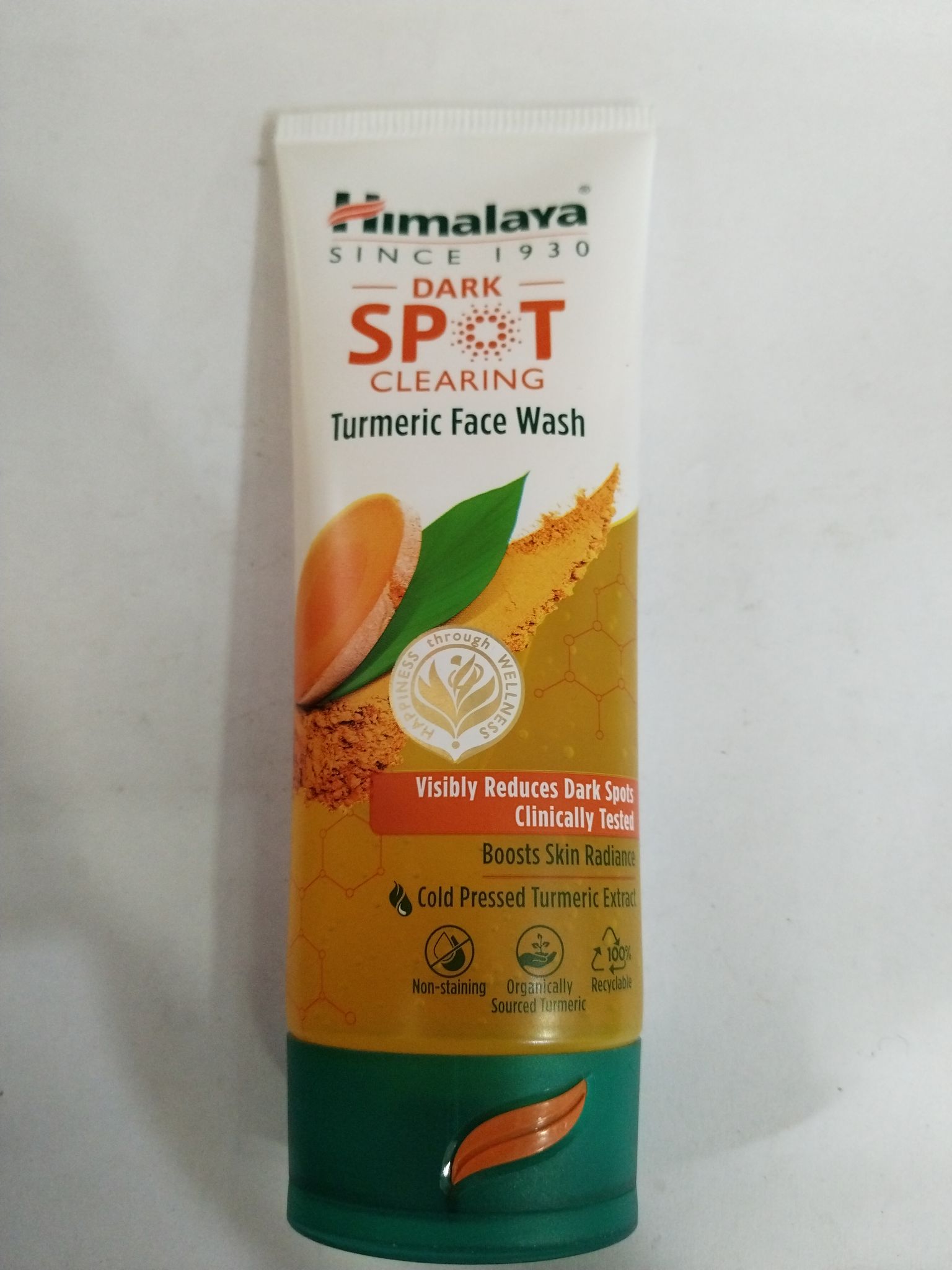 Himalaya Dark Spot Clearing Turmeric face wash Boosts skin radiance 