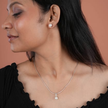 Pearl Bud Minimal Pearl Pendant Set