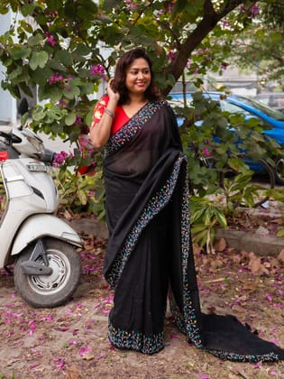 Women Cotton Blend Floral Embroidered Handloom Saree