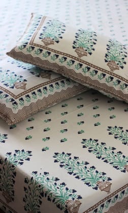 Cotton Off white Mughal Print King Size Bedsheet with 2 Pillow Covers-100 * 108