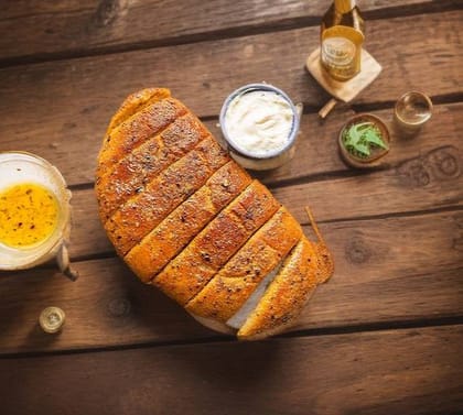 Makhani Stuff Garlic Bread With Dip