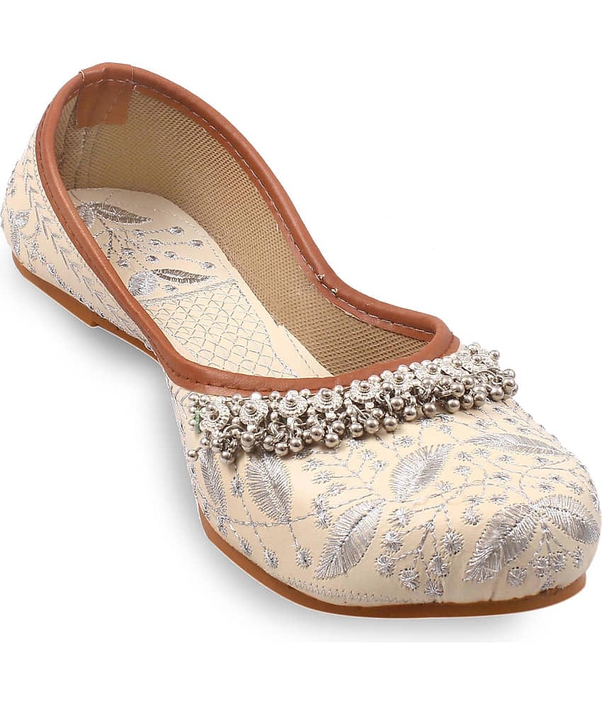 rajeraj Beige Women's Juttis